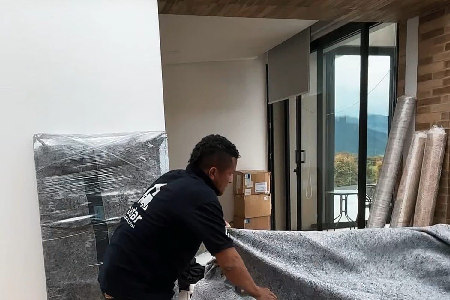 Equipo de Amudar cargando un electrodoméstico en un acarreo