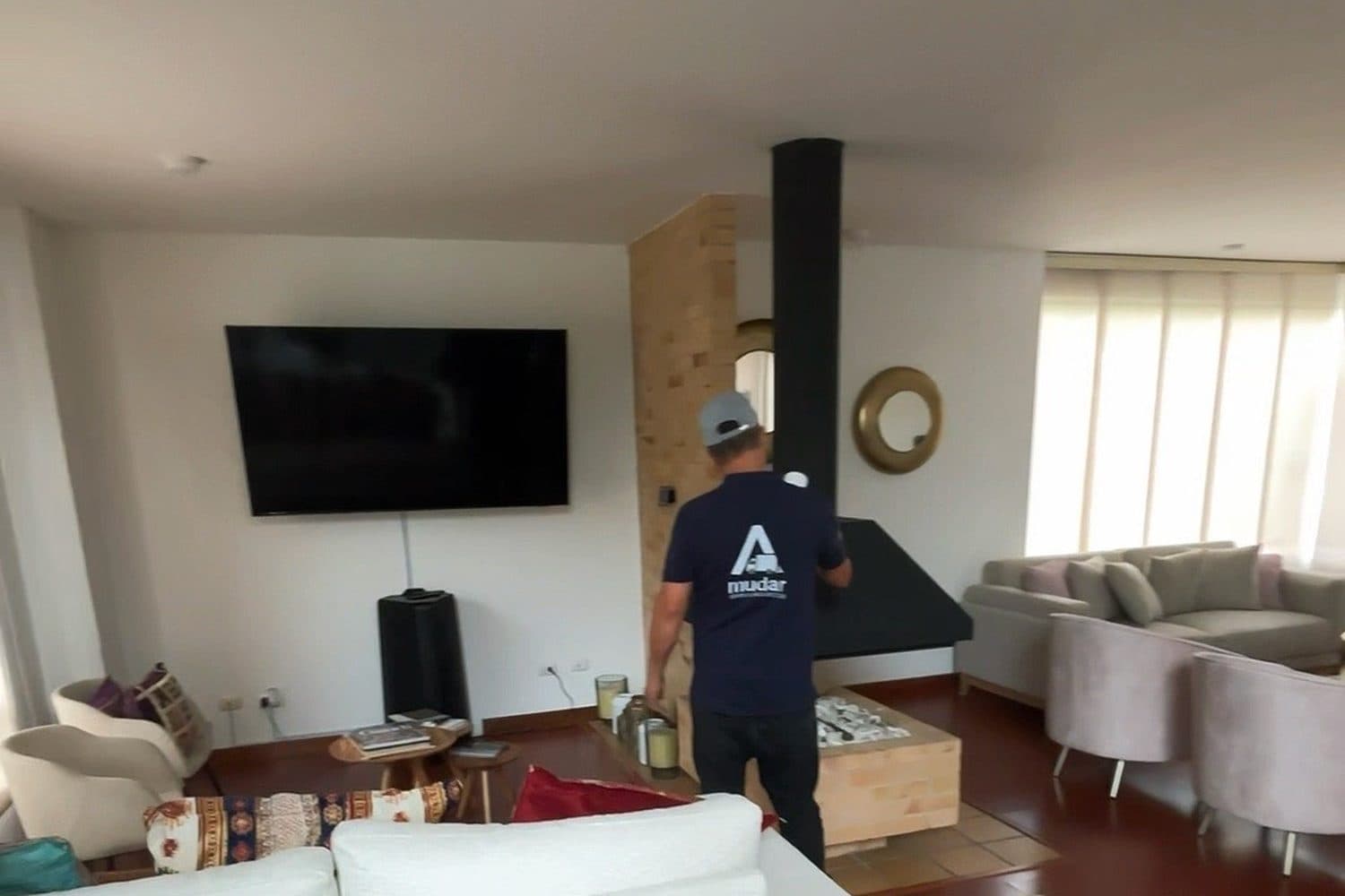 Bodega de Amudar con cajas y muebles almacenados de forma segura