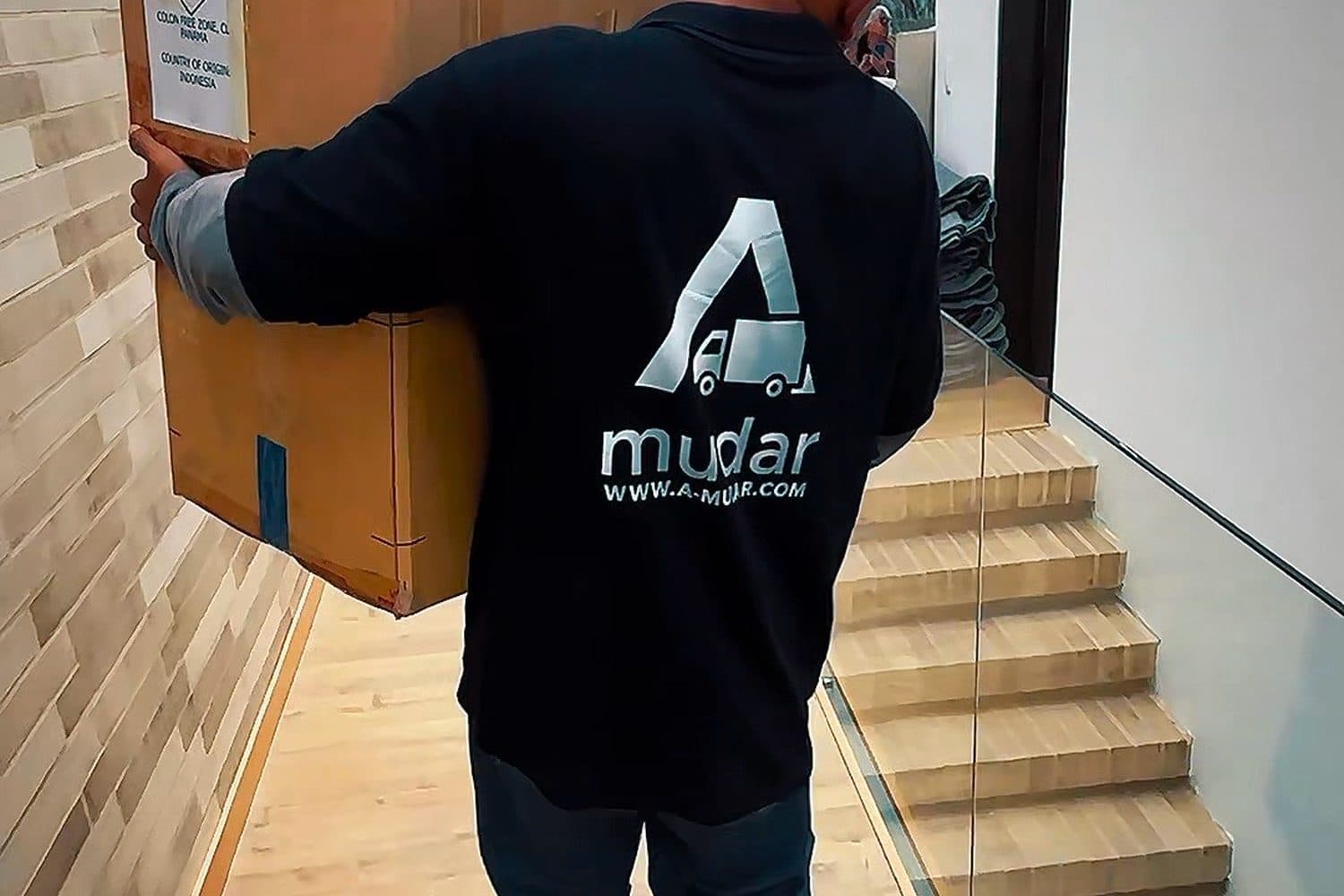 Equipo de Amudar cargando muebles en una mudanza en Cali