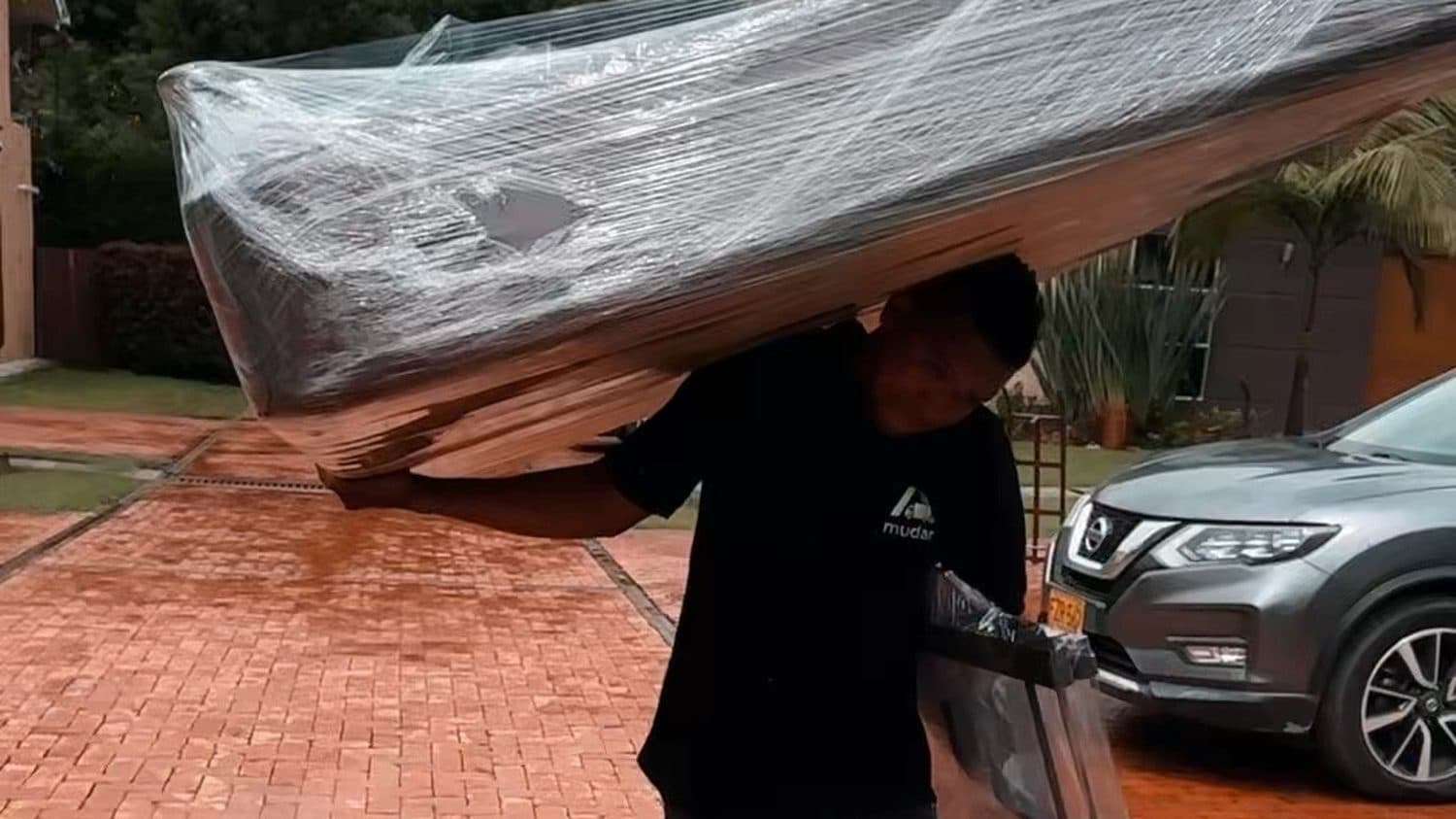 Equipo de Amudar junto a un camión para mudanzas nacionales