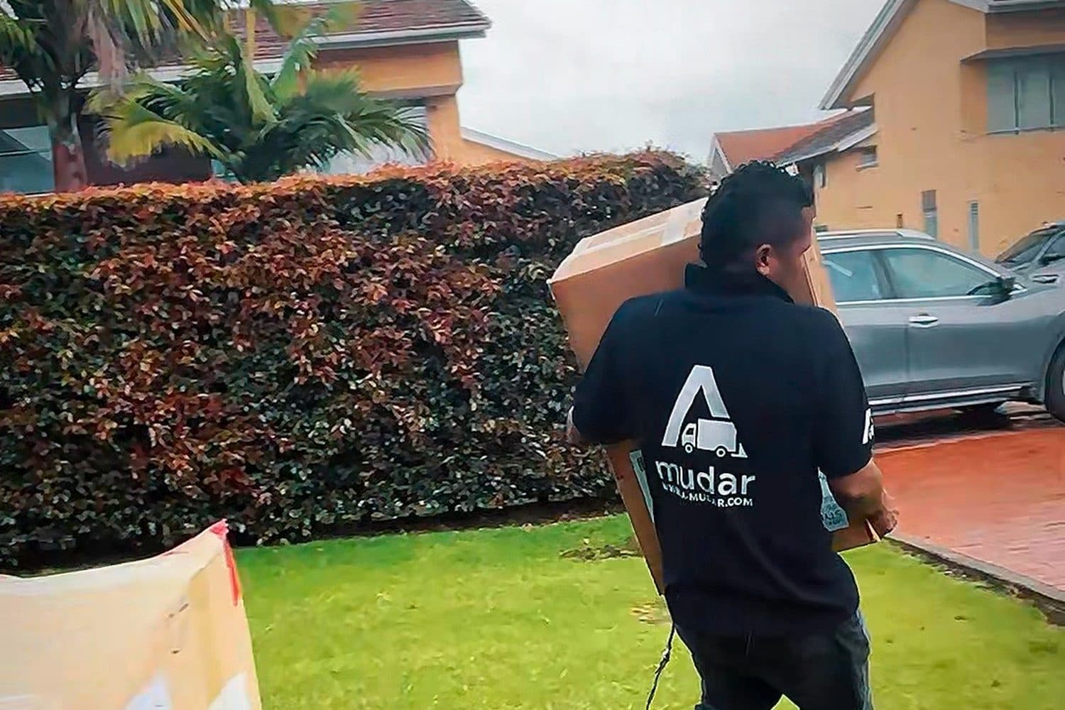 Equipo de Amudar en una mudanza en Medellín