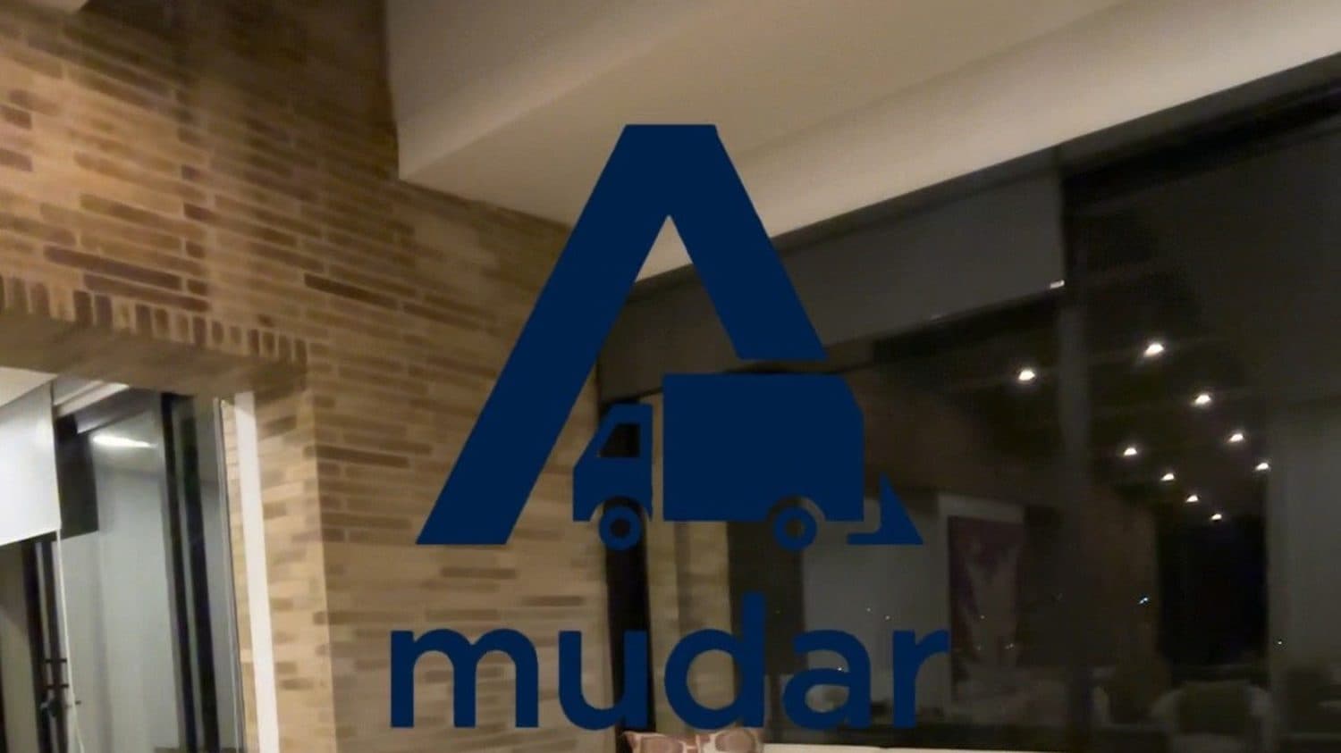 Camión de Amudar en la ruta de Bogotá a Medellín