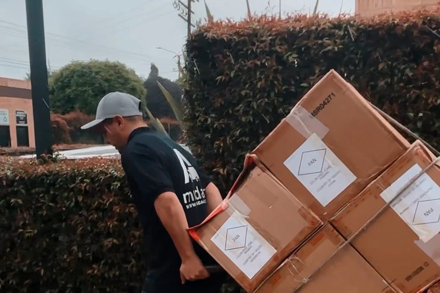 Equipo de Amudar cargando un camión de mudanza