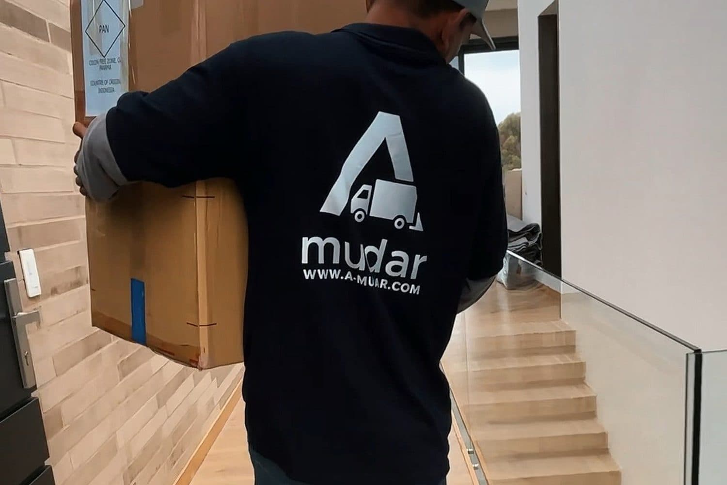 Equipo de Amudar haciendo un trasteo